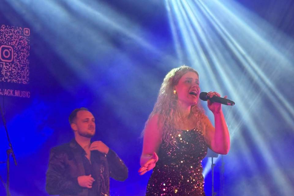 Kellybarrospianist/singer