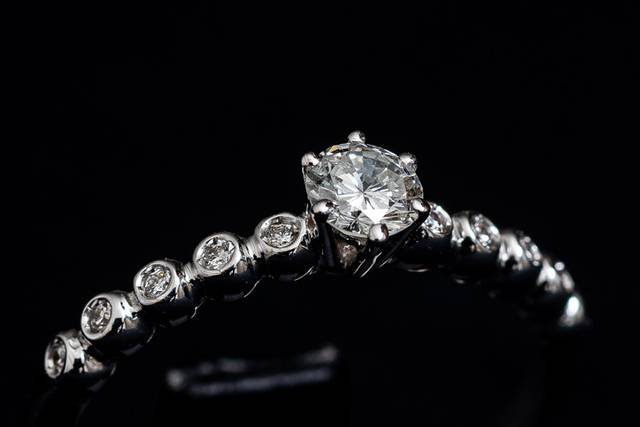 Anel Ouro branco e diamantes