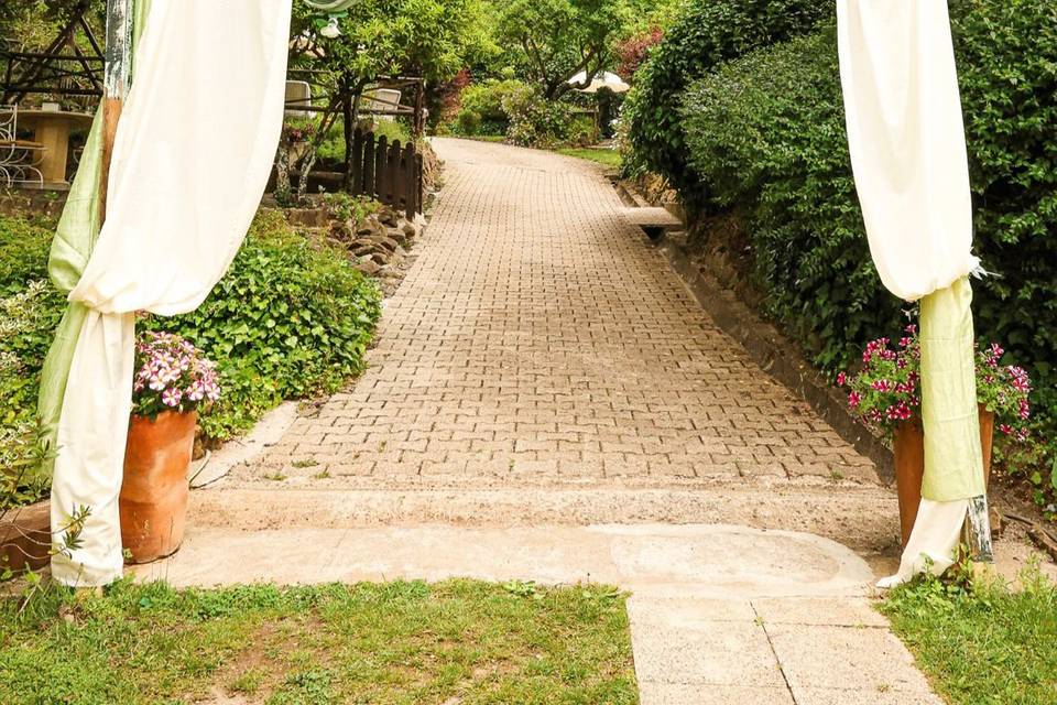 A entrada no jardim principal