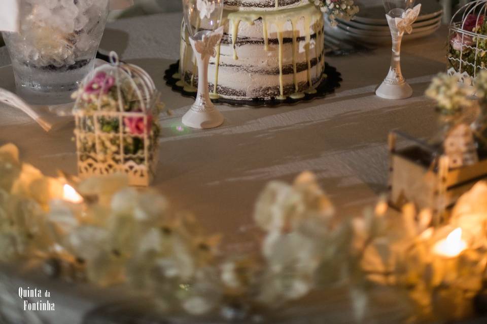 Mesa do bolo dos noivos