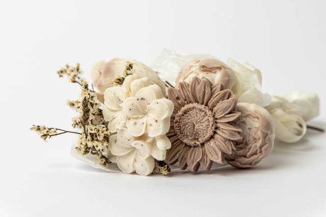 Ramos com flores de cera