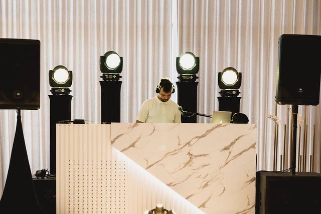 bancada_dj_marmore_branco_iluminada