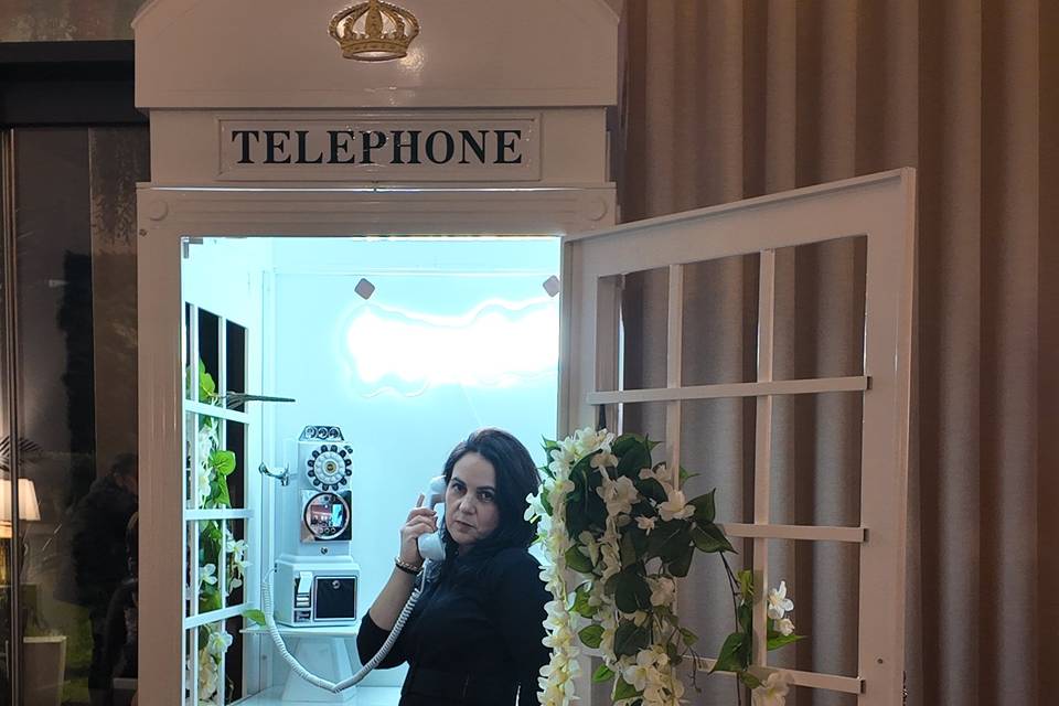 Cabinet booth