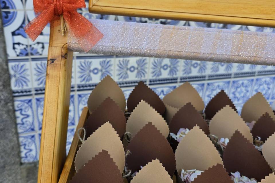 Cones de arroz e pétalas