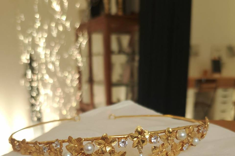 Tiara em prata dourada e