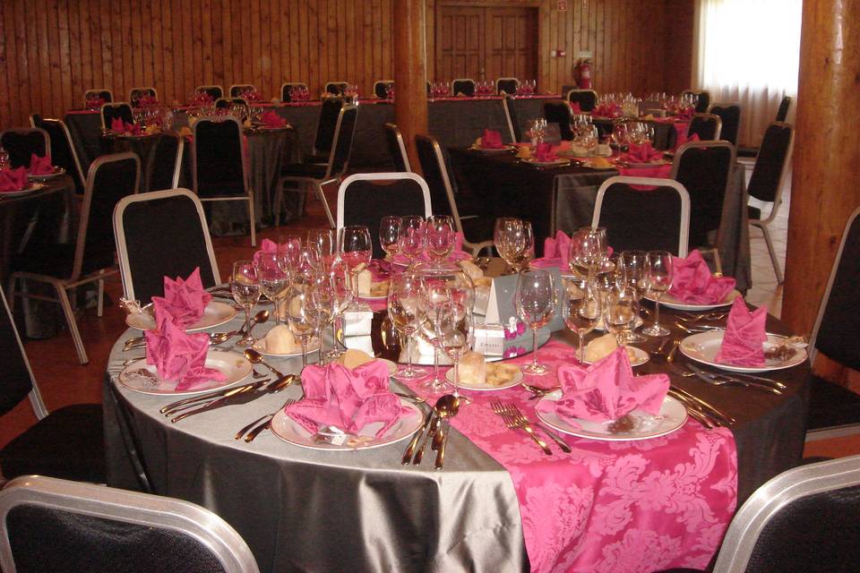 Salão de eventos em tons rosa