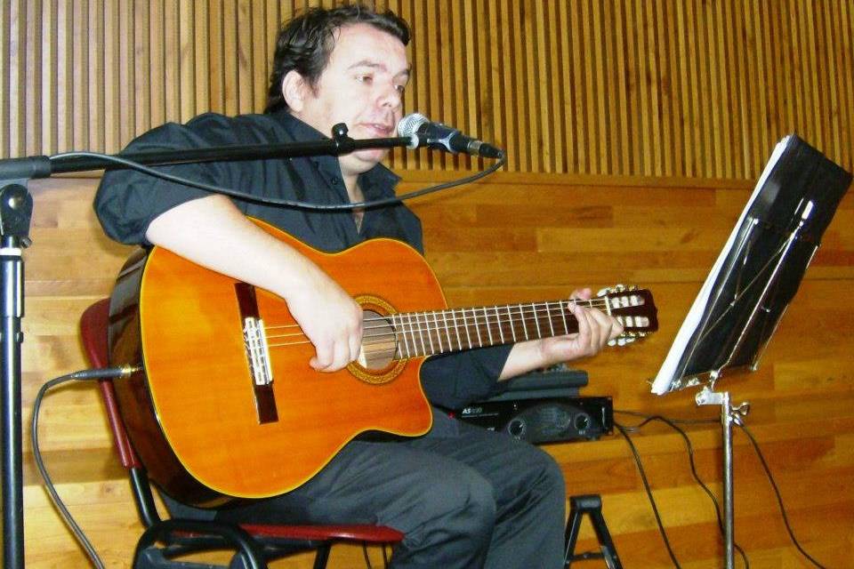 Hugo Souto - Voz e Guitarra