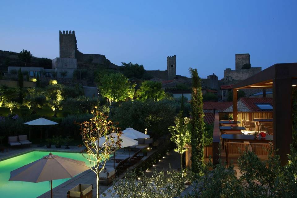 Vista piscina à noite