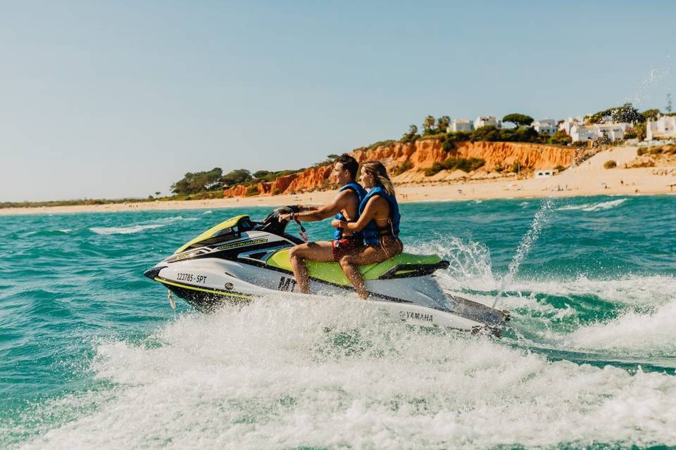 Desportos aquáticos na praia