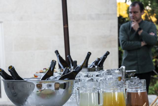 Mesa de bebidas e comida