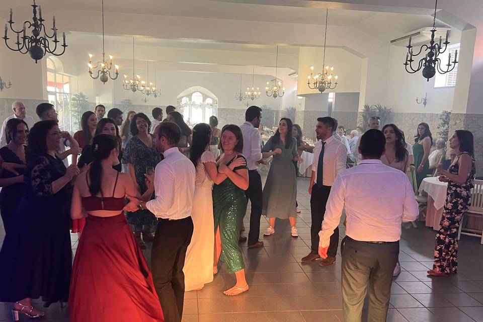 Festa e animação de casamento.