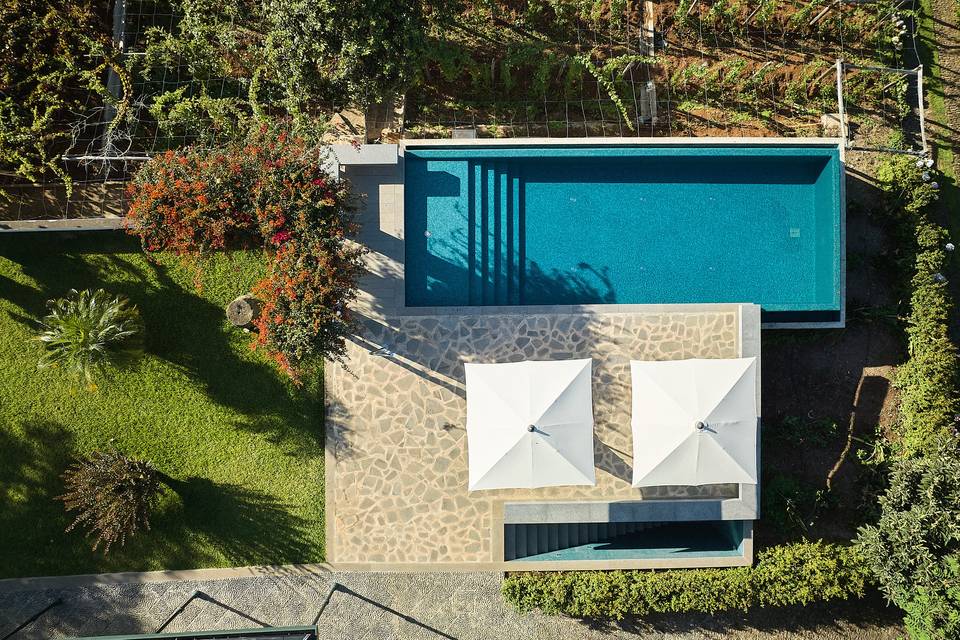 A vista geral da piscina.