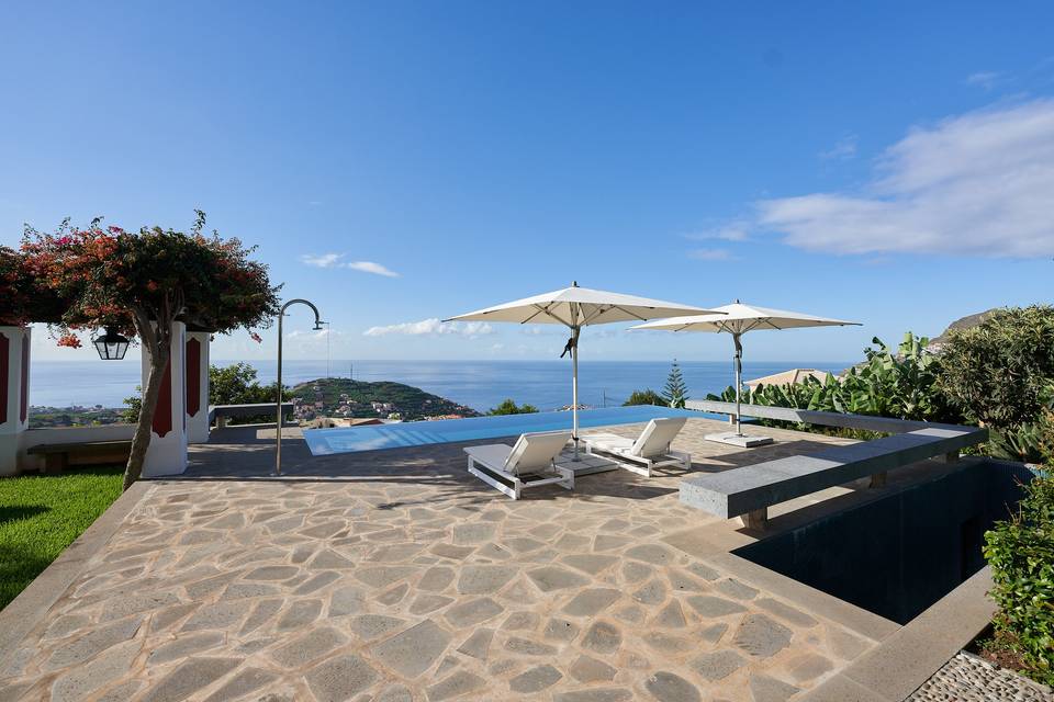 Espaço amplo perto da piscina.