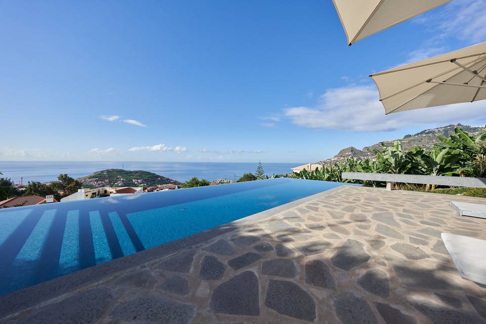 Piscina com vista para o mar.