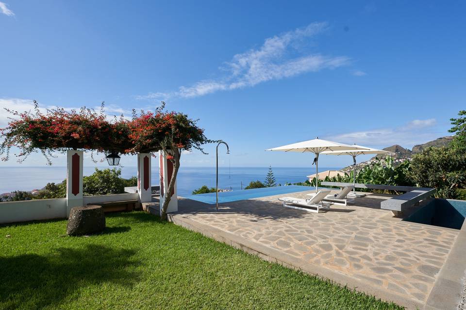 Mistura de jardim e piscina.