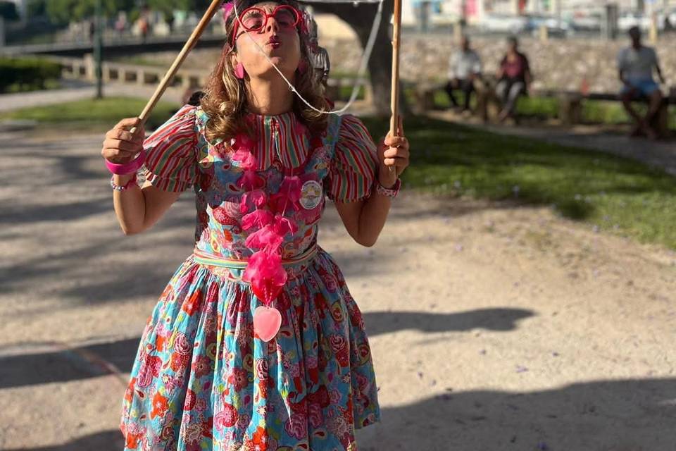 Com bolas de sabao gigantes