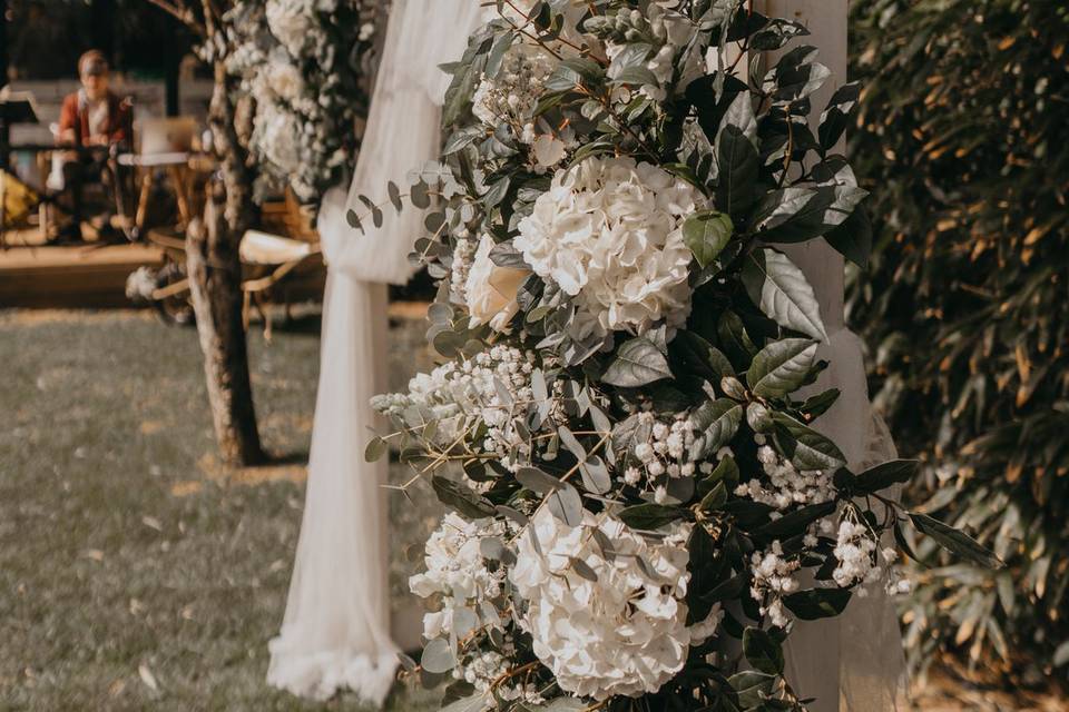 Pérgola com arranjo floral