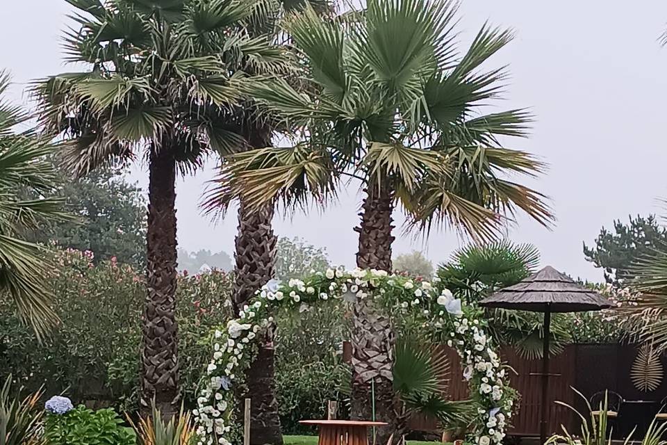 Arco decorado com flores naturais