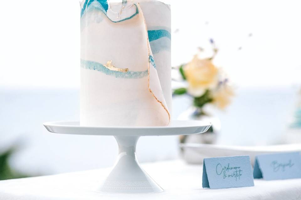 Bolo de casamento junto ao mar