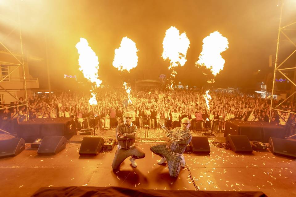 Fotografia de grupo em palco