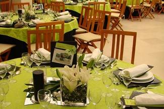 Mesa com tons preto e verde