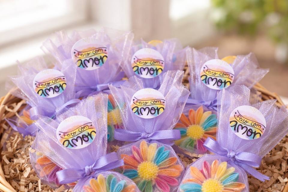 Malmequeres coloridos em tule