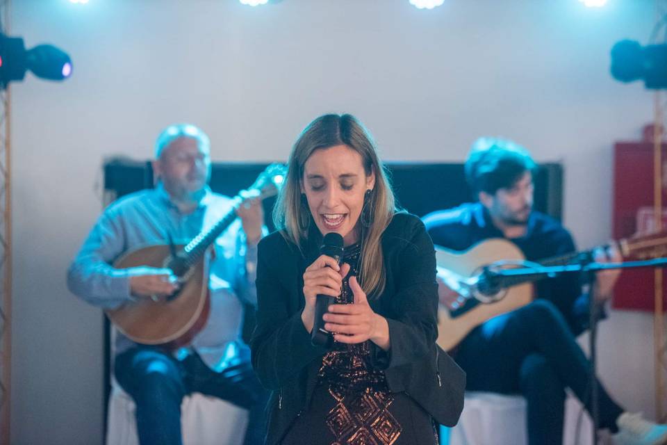Voz e guitarras ao vivo.