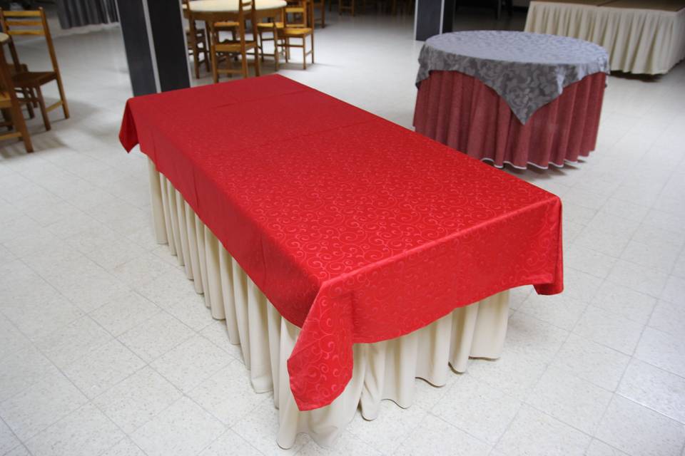 Mesa com toalha vermelha