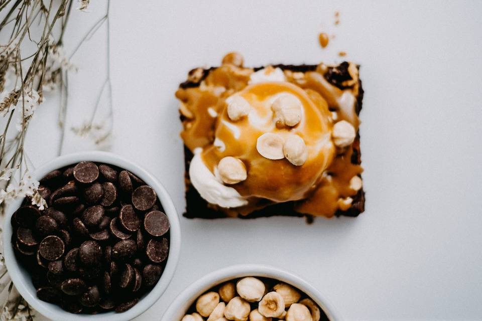 Com caramelo salgado e avelãs