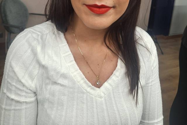 Eyeliner with red lips