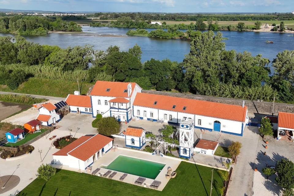 Marchanta Riverside Hotel