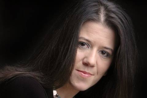 Cantora, pianista, compositora