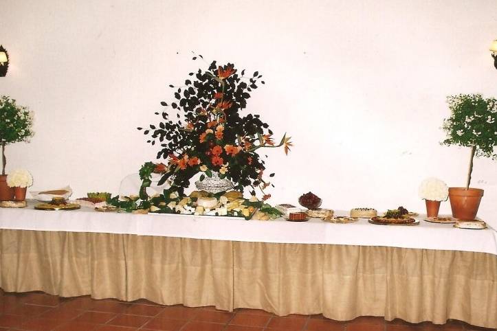 Mesa com arranjos florais