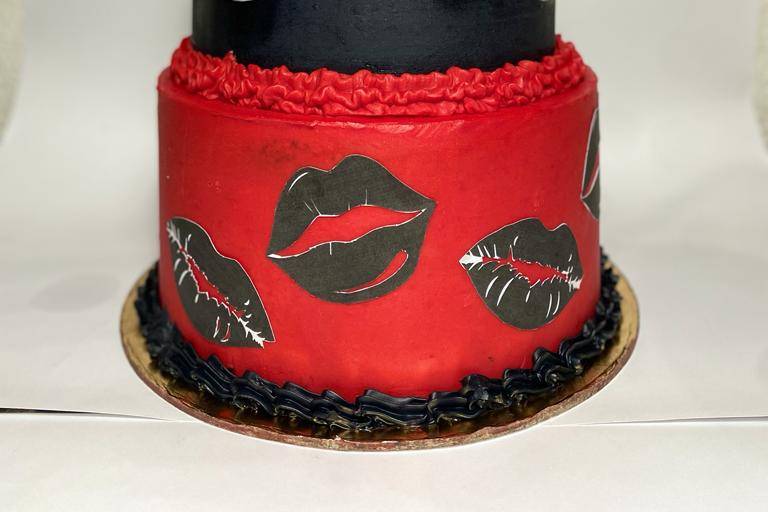 Cake andares Red and Black