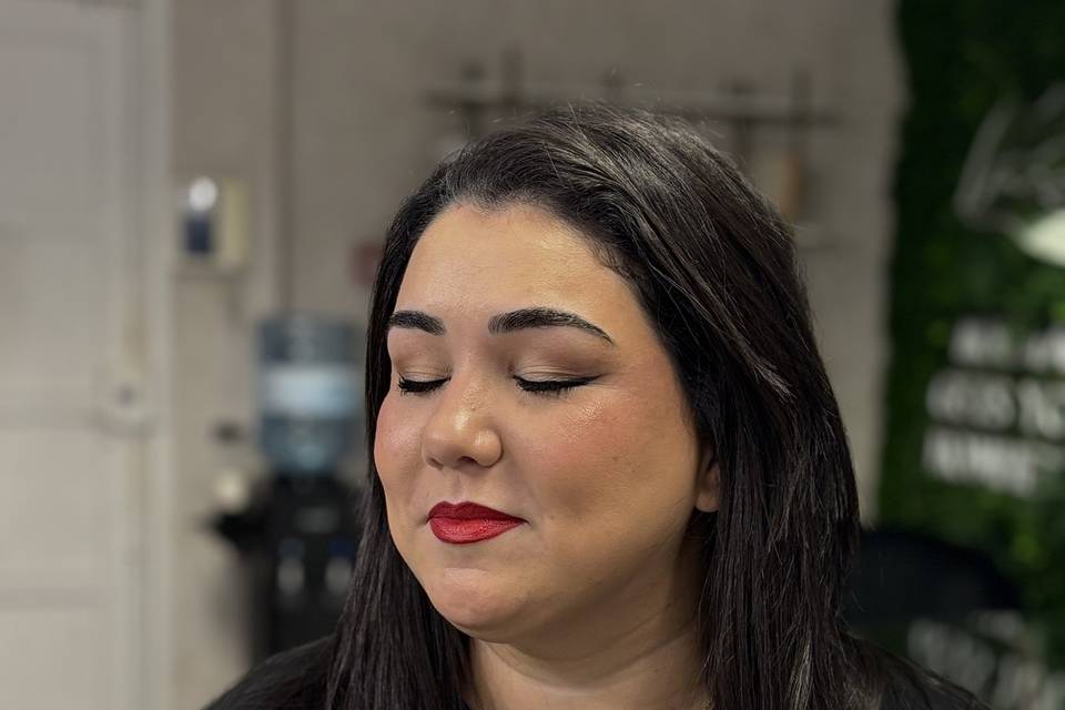 Eyeliner e boca vermelha