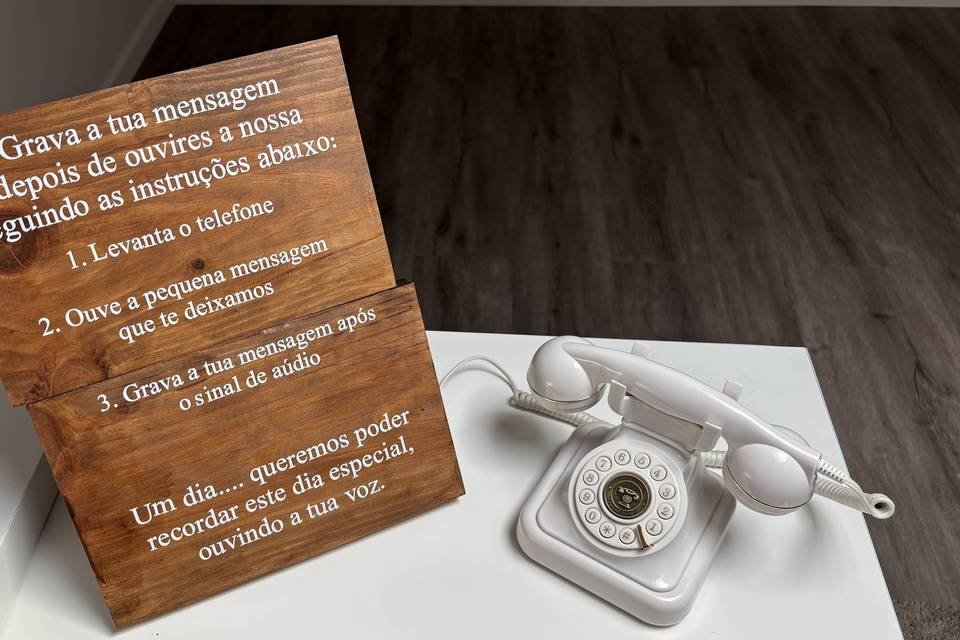 Telefone & placa madeira