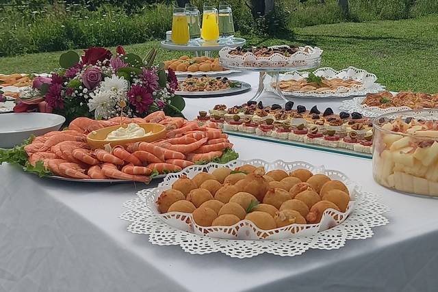 Tenda no relvado com entradas