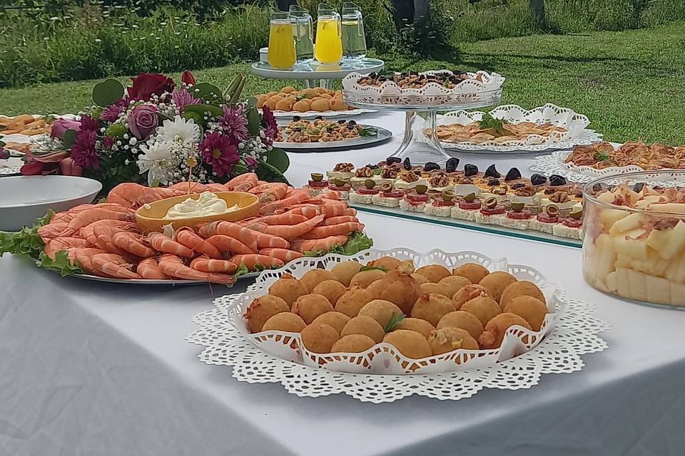 Tenda no relvado com entradas