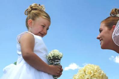 Menina e noiva com bouquet branco