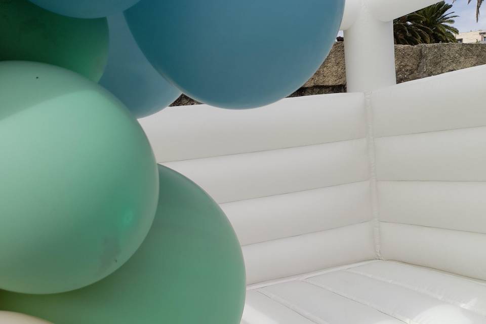 Insuflável branco c balões
