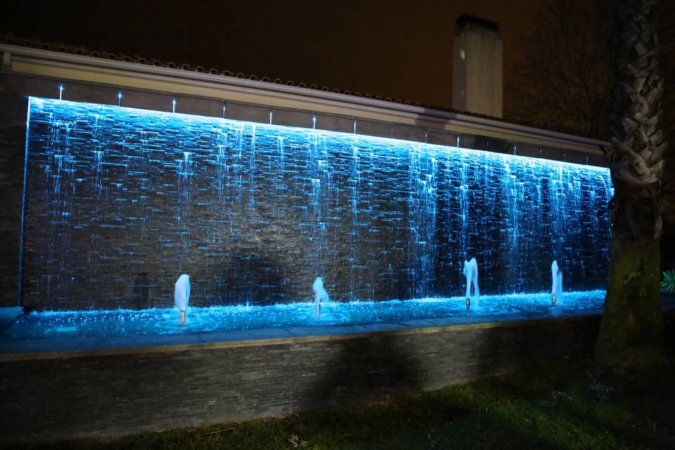 Fonte iluminada à noite