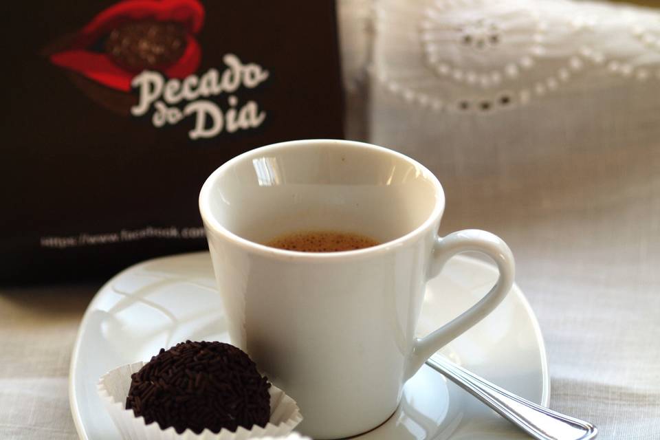 Café e brigadeiro pecado dia