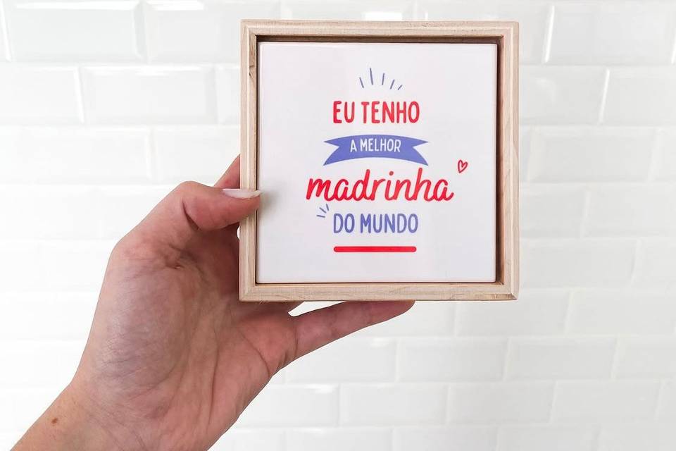 Moldura de madeira com azulejo