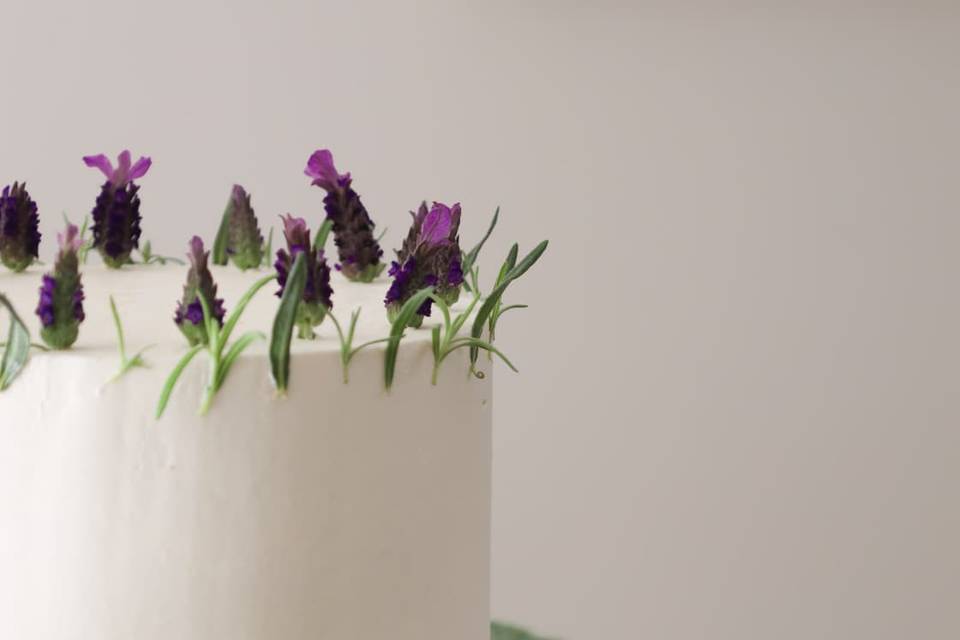 Bolo minimalista com flores