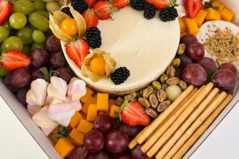 Caixa com bolo, frutas e queij