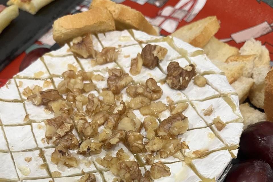 Queijo gratinado com mel e noz