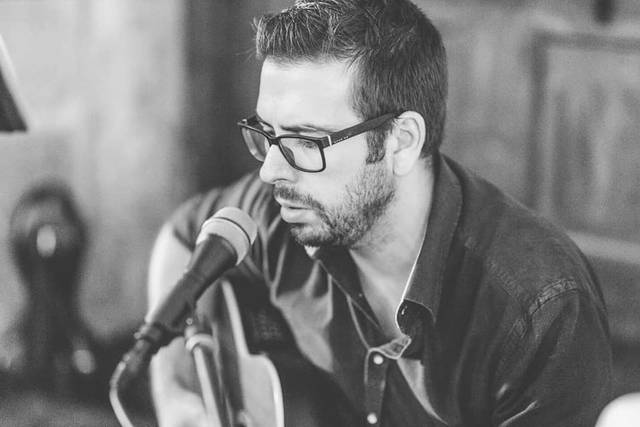 Voz masculina e guitarra
