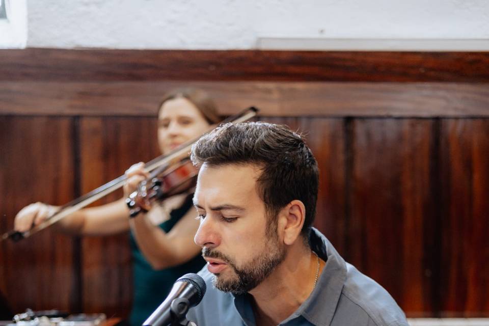 Guitarra e Voz feminina