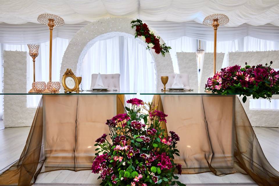 Mesa dos noivos rosa e dourado