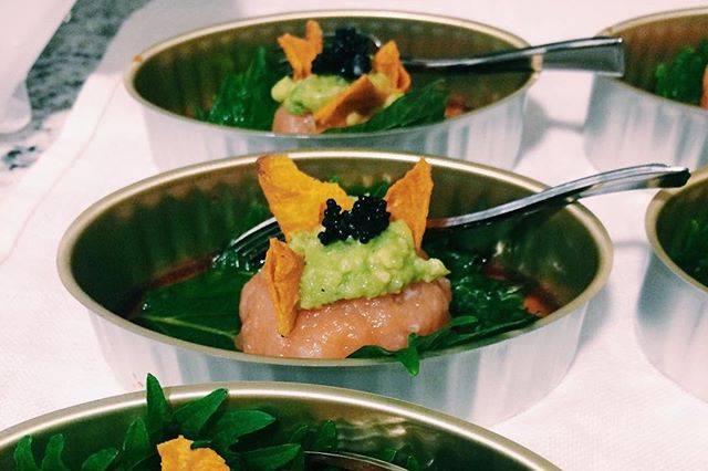 Picadinho de salmão e caviar